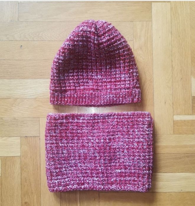 Комплект от плетена шапка и шал в червено и бяло