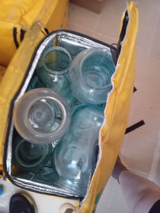 Продам 2 л банки целые