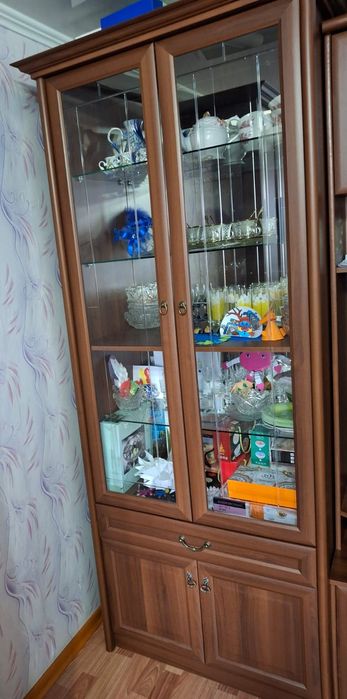 Диван и сервант.