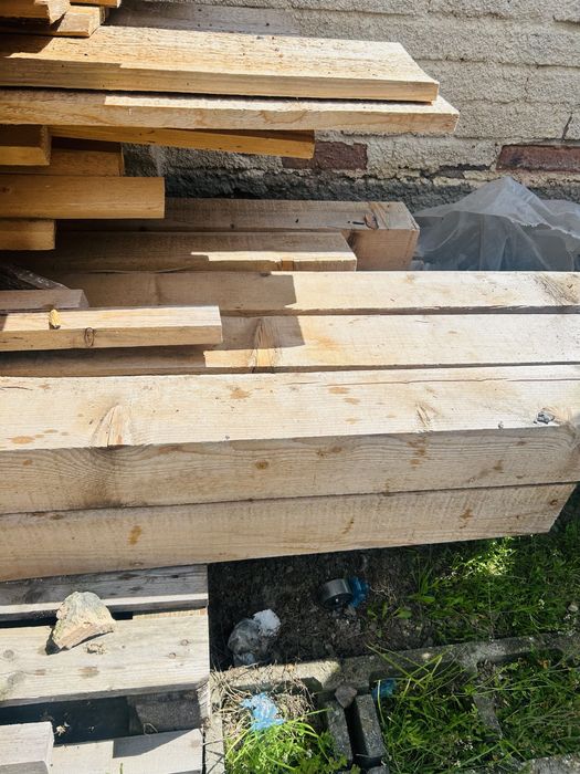 Tigla noua si lemn nou pentru constructii