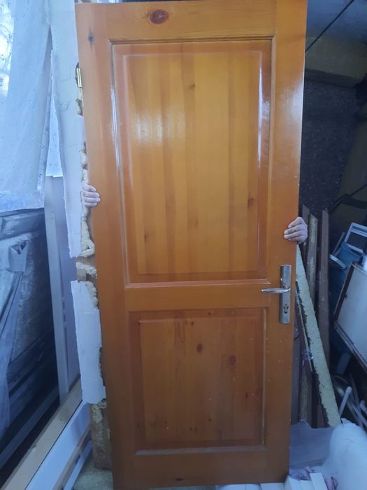 Светлая входная дверь