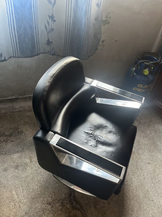 Scaun pentru frizerie complet functional