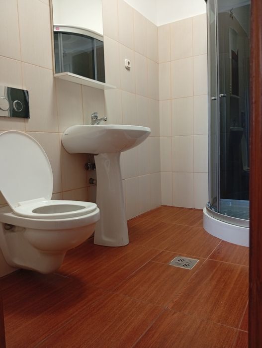Închiriez apartament la casa