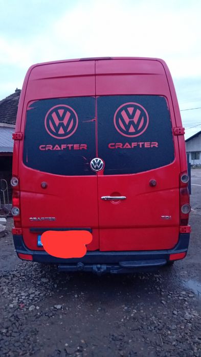 Vând Crafter bun este cu 5 locuri și marfa este dotata cu cârlig .
