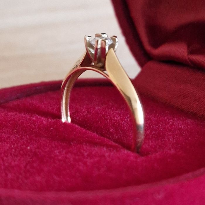 Продам золотое кольцо 585