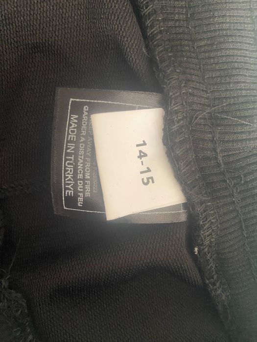 Haine de firma noi nu sunt purtate