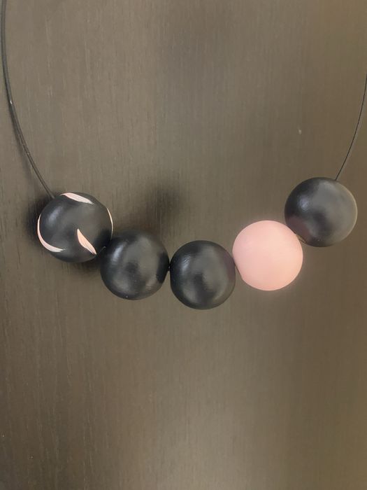 Colier cu margele de lemn pictate manual