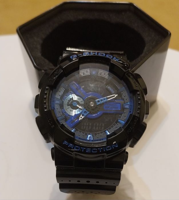 Vând ceas Casio G-Shock GA-110LPA-1AER, model cu cadran verde măsliniu/negru și accente albastre (design inspirat militar).