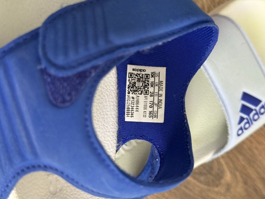 Продам четыре пары летней детской обуви.