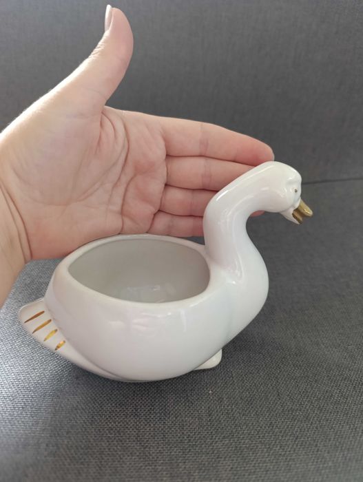 Красив порцеланов лебед със златен кант