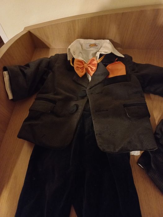 Vând 2 costumase botez