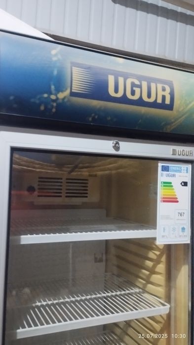 Продаеться холодильник витрина UGUR