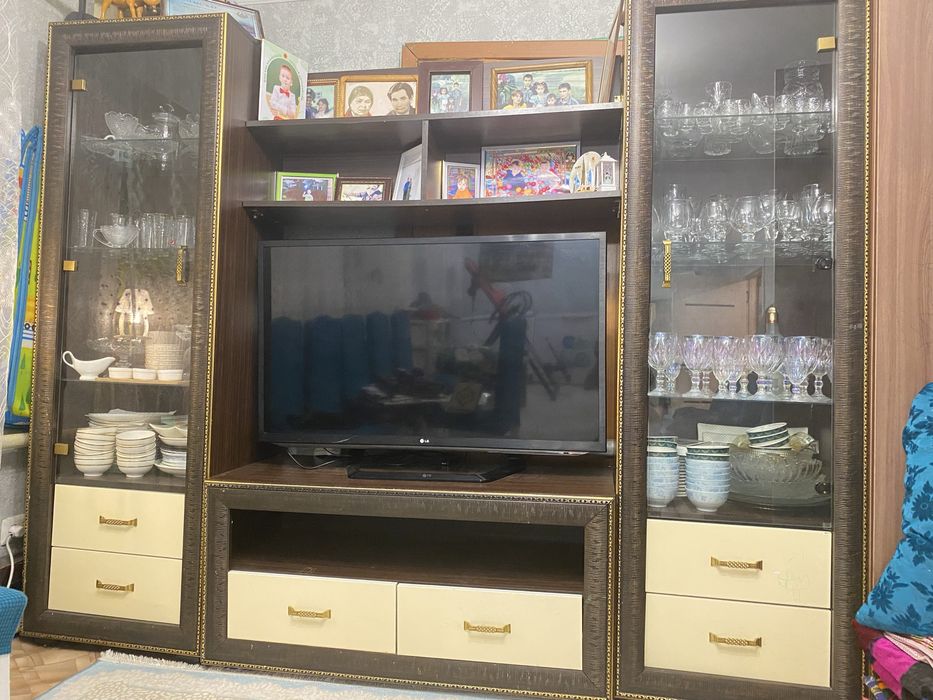 Продам сервант под телевизор