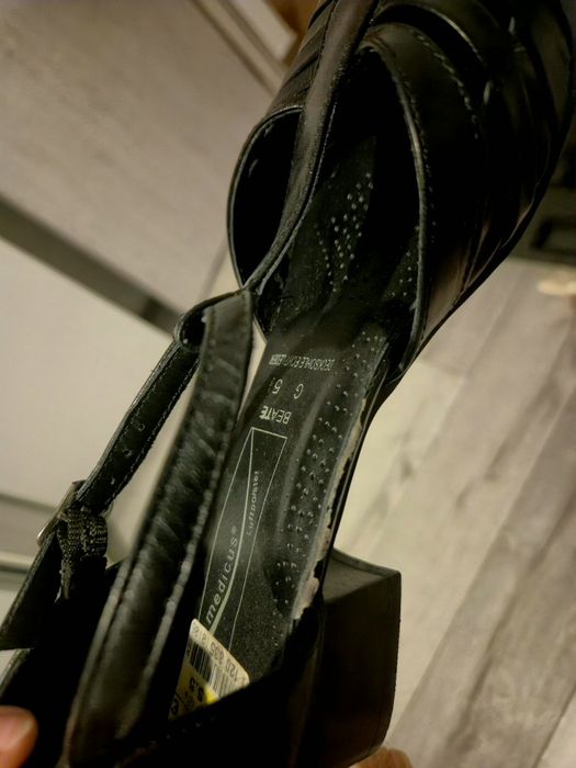 Sandale cu toc din piele naturală