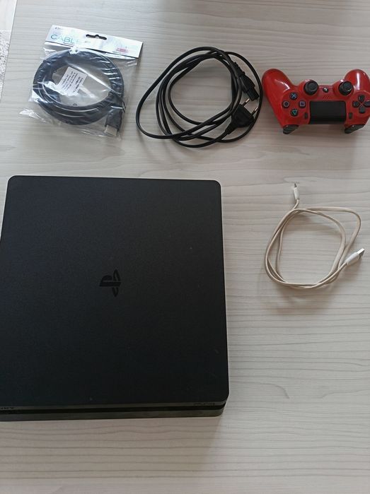 Vând PlayStation 4 Slim