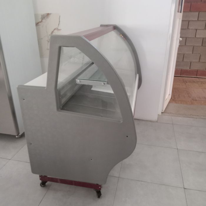 Витрийнный холодильник