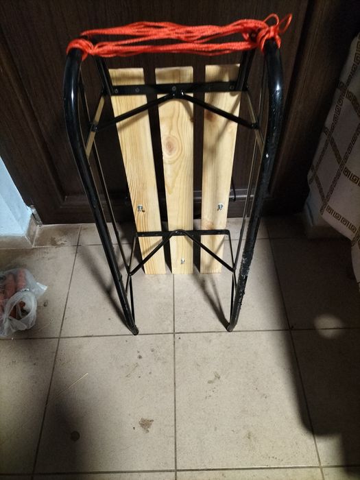 Sanie din lemn si metal cu spatar