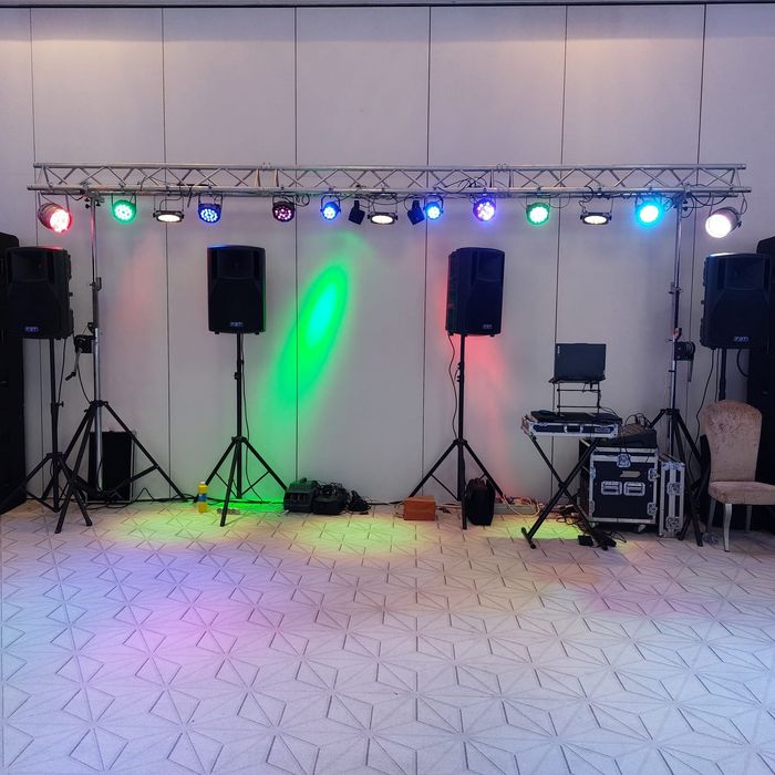 Dj, MC ,Sonorizare, schela lumini ,mașină de fum ușor,
