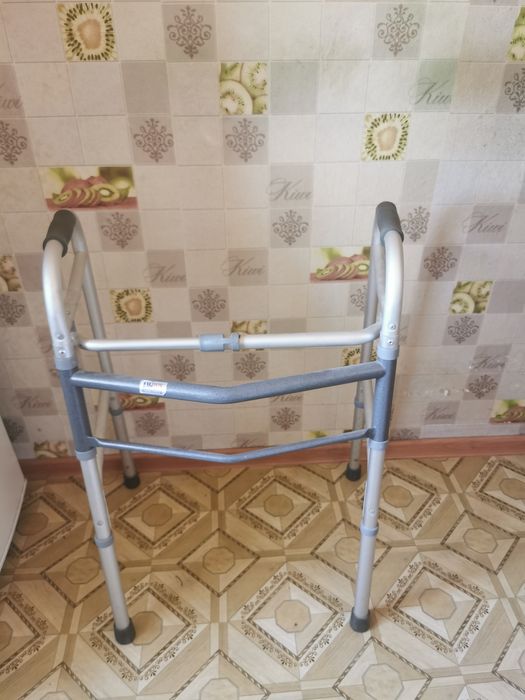 Продам костыли, ходунки.,протезы