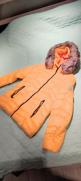 Дамско зимно яке , с много топла подплата и качулка с пух !