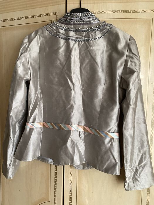 Одето всего 2 раза. Ткань с отливом.