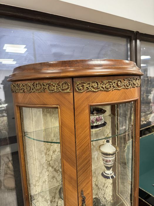 Vitrina din lemn masiv cu intarsii si ornamente bronz