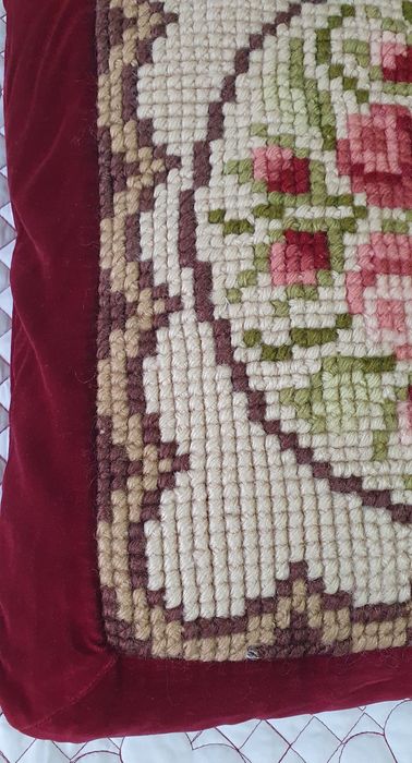 Vând fete de pernă decorative lucrate manual.