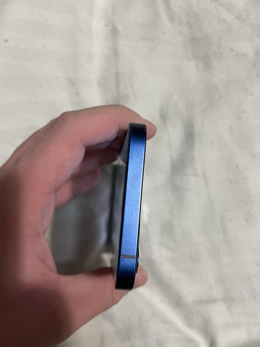 IPhone 12  64gb + кейс и зарядно