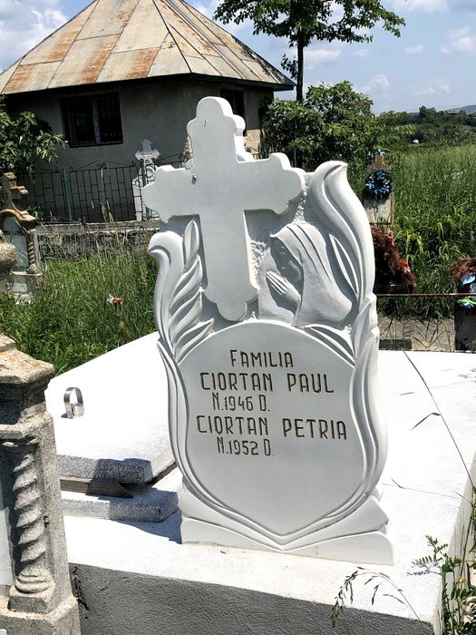 Crucii praf mozaic alb si gri