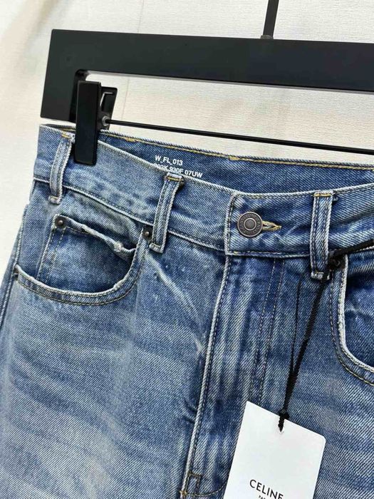 Дънки с надписи.