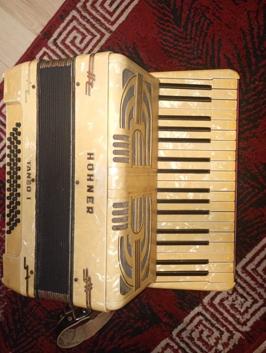 Vând acordeon Hohner tango 1
