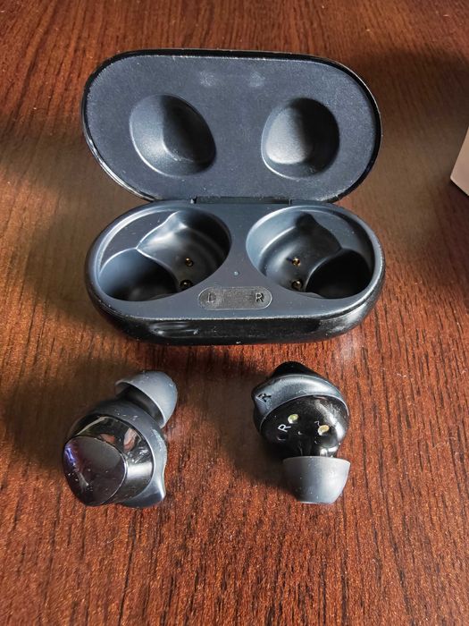 Samsung Galaxy Buds Plus - безжични слушалки с кутия и аксесоари