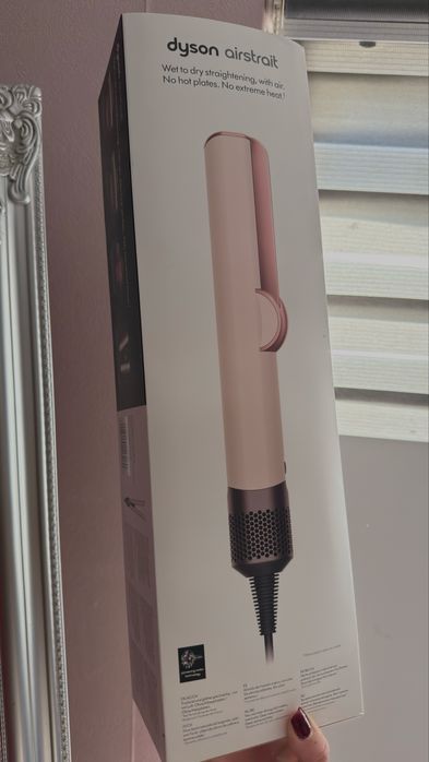 Dyson Airstrait