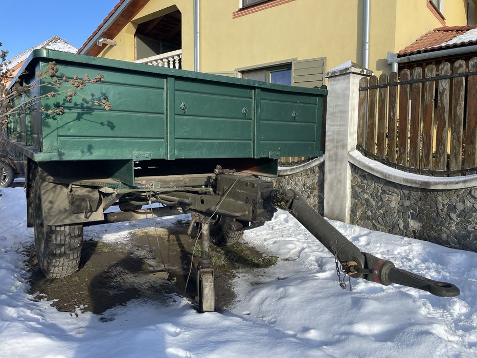 Remorcă  pe o axa militară