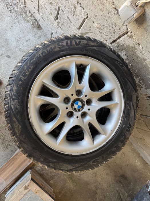 Продавам гуми с джанти гумите са на 1 сезон 235/55/17 зимни