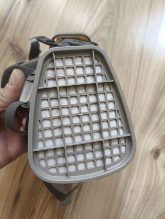 3M™ полулицева маска за сменяеми филтри , два на нея и два резервни