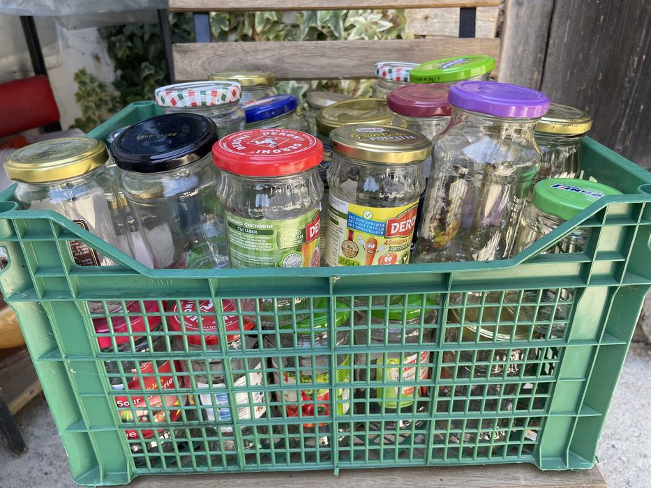 Различни видове буркани за продажба