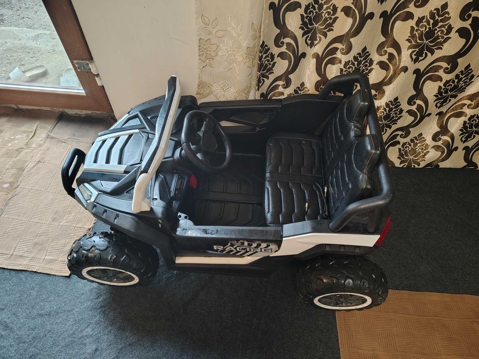 Vând mașina electrică în stare de funcționare și bicicleta copii
