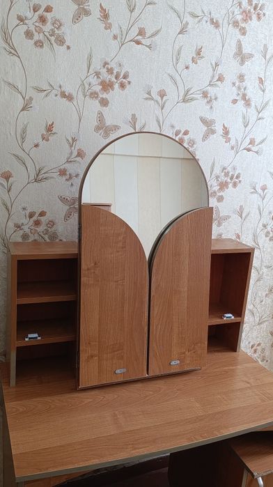 Столик трюмо с полочками