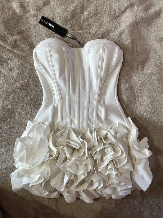 Стилна бяла рокля/ Fashion Nova