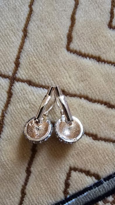 Новые сережки, не чернеют.