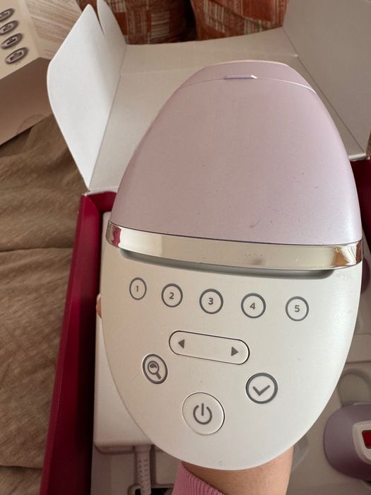 Фотоепилатор Philips Lumea IPL Hair removal 8000
