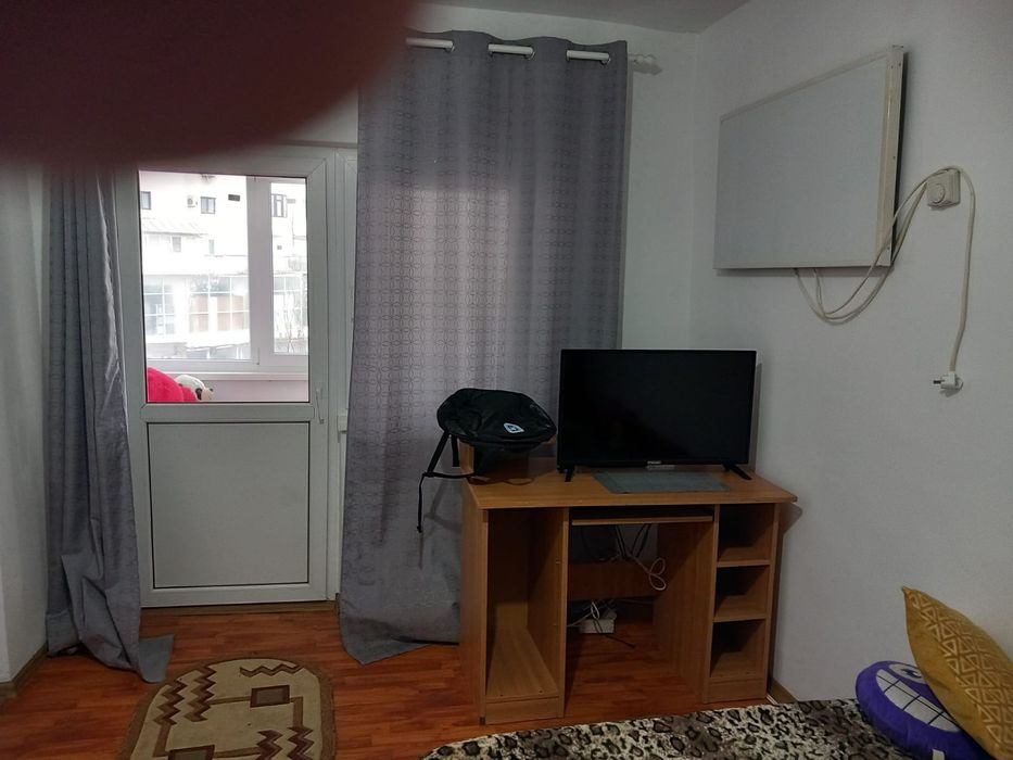 Inchiriez garsoniera Casa Cartii