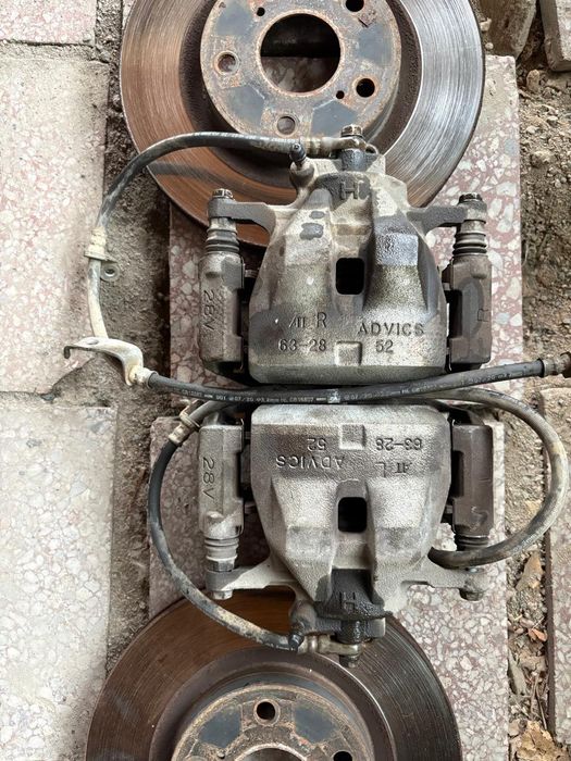 Передние тормозные диски, суппорта, колодки Toyota Camry 55
