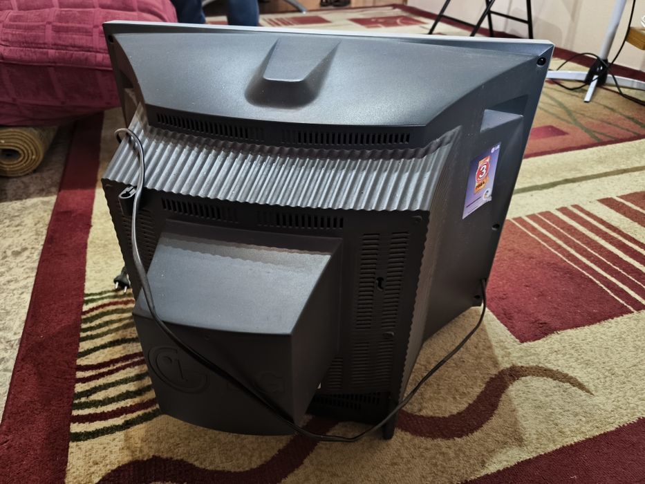 Телевизор LG состояние нового.