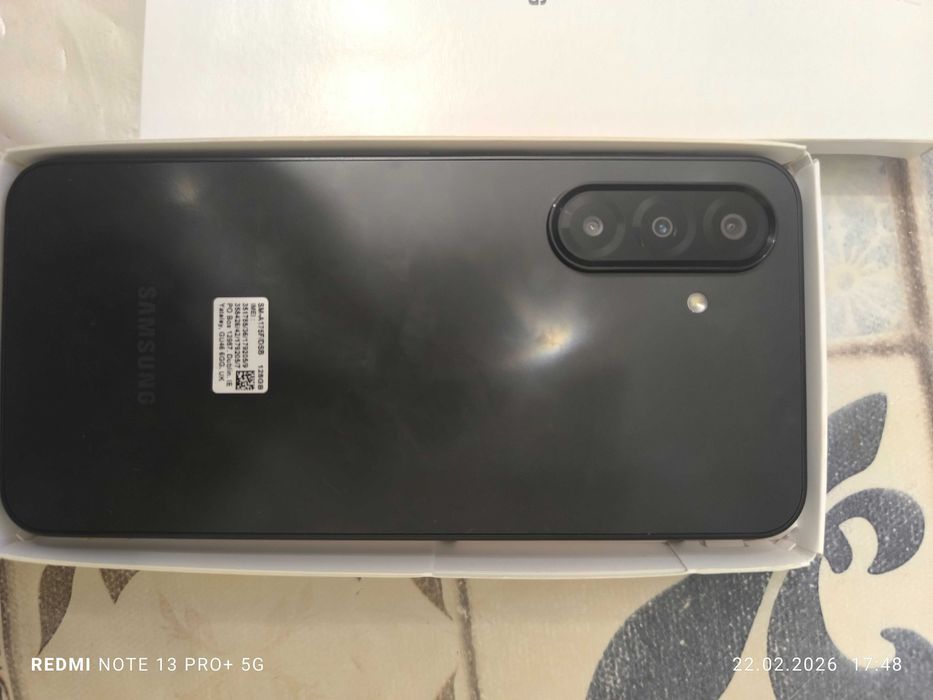 Продавам Samsung Galaxy A17