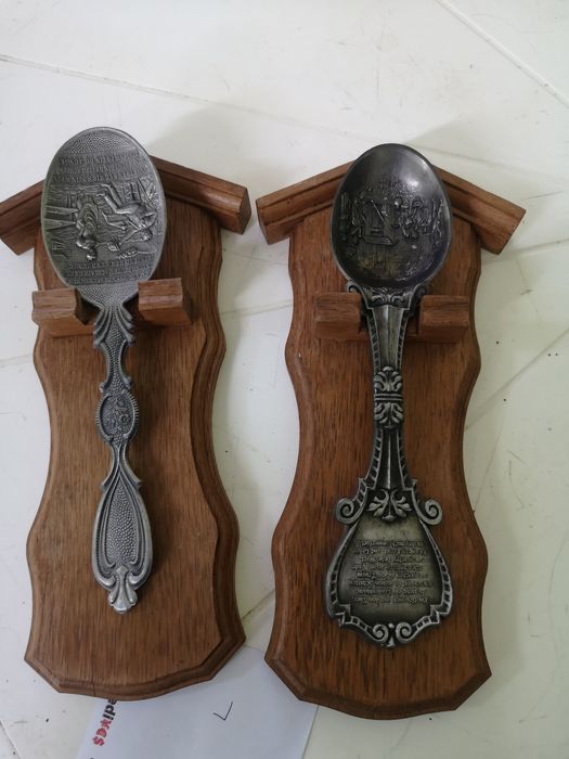 Калаени лъжици върху дървена поставка