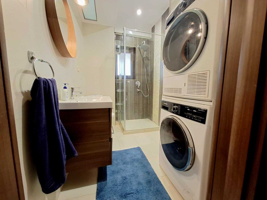 Proprietar, închiriez apartament 3 camere, curte personală, foișor, mobilat. Termen lung!