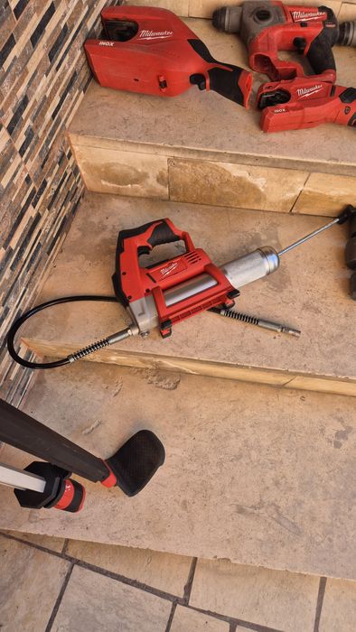 Milwaukee M12 инструменти