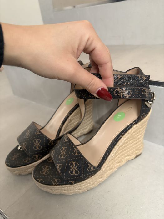 Обувки 40 и 39 като мови , еспадрилите Guess  са нови